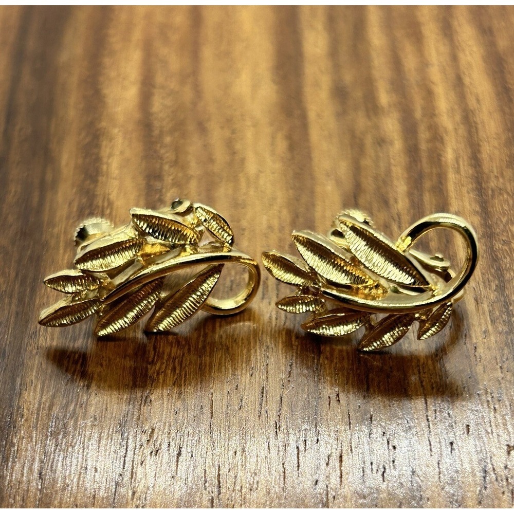 Vintage Napier gold tone screw back leaf earrings
